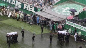 Bajo la lluvia, una multitud despide a los futbolistas de Chapecoense 1