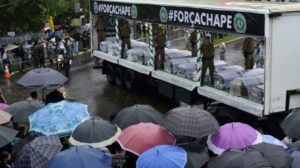 Bajo la lluvia, una multitud despide a los futbolistas de Chapecoense 3