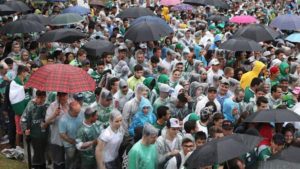 Bajo la lluvia, una multitud despide a los futbolistas de Chapecoense 4