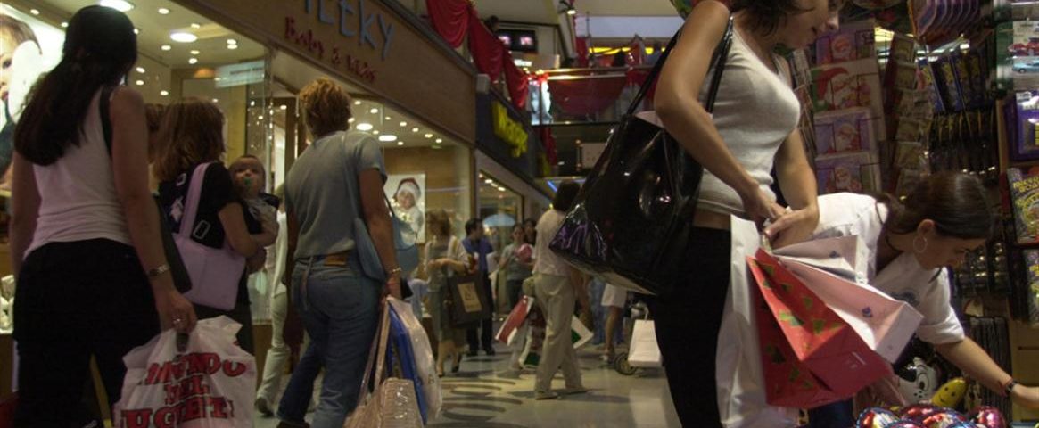 7 de cada 10 argentinos comprarán menos regalos navideños