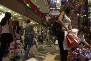 7 de cada 10 argentinos comprarán menos regalos navideños