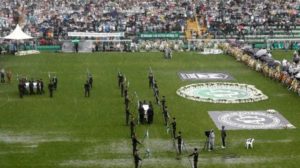 Bajo la lluvia, una multitud despide a los futbolistas de Chapecoense