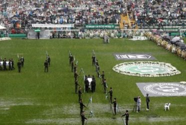 Bajo la lluvia, una multitud despide a los futbolistas de Chapecoense