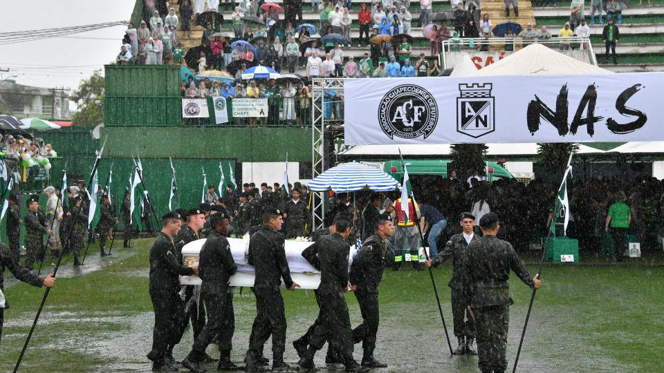 Chapecoense: las imágenes mas tristes de la despedida 9