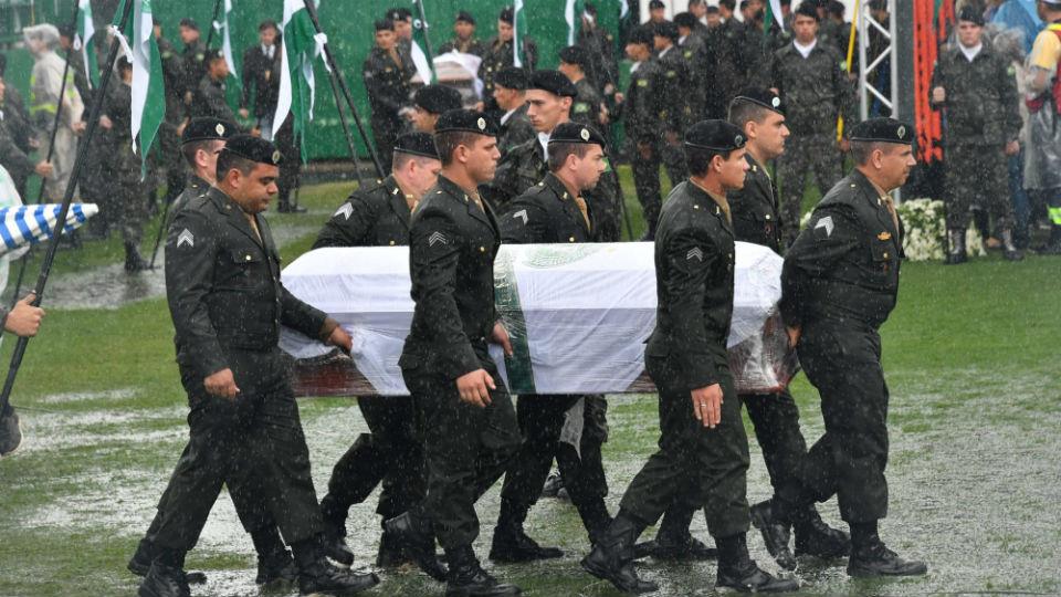 Chapecoense: las imágenes mas tristes de la despedida 10