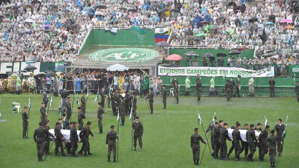 Chapecoense: las imágenes mas tristes de la despedida 12