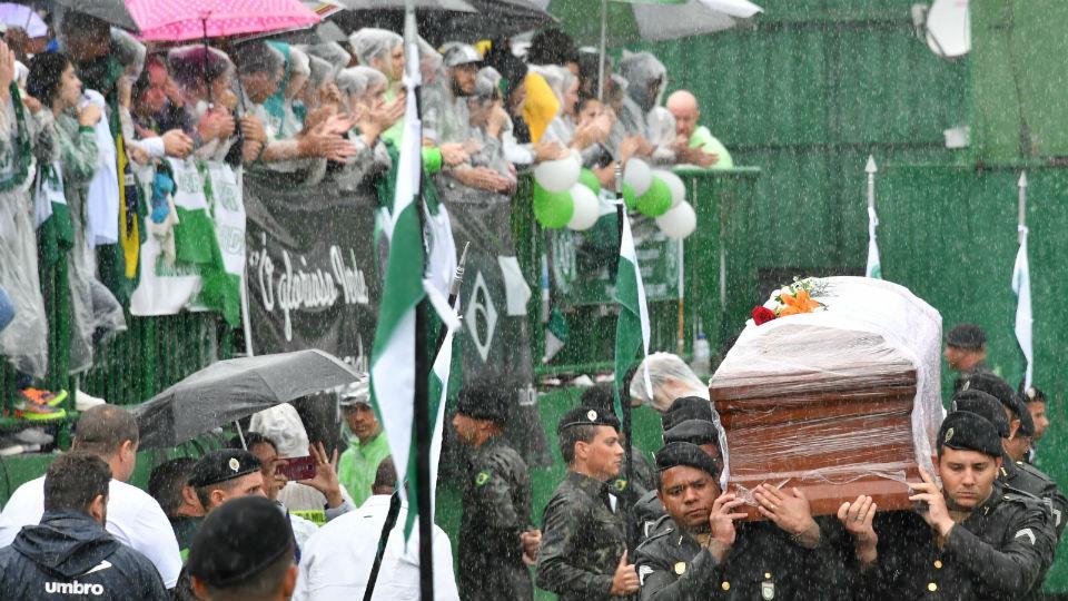 Chapecoense: las imágenes mas tristes de la despedida 7