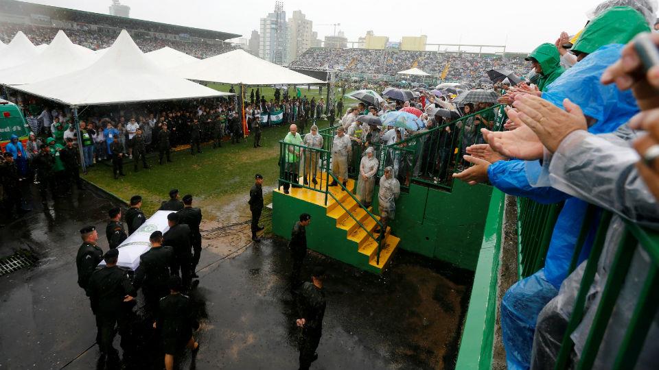 Chapecoense: las imágenes mas tristes de la despedida 8