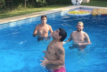 El chapuzón de fin de año de Maradona 2