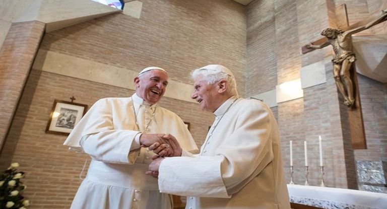 Francisco saludó a Benedicto XVI por Navidad