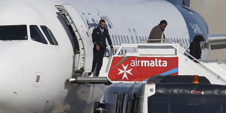 Liberaron a los pasajeros del avión secuestrado en Malta