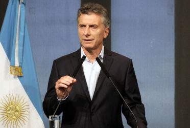 Macri firmó el decreto que exime de Ganancias al medio aguinaldo