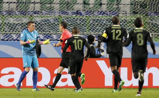 Momento histórtico en el fútbol: usaron la tecnología par cobrar un penal