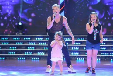 ¡Papá full time! El Polaco cantó con sus hijas en ShowMatch