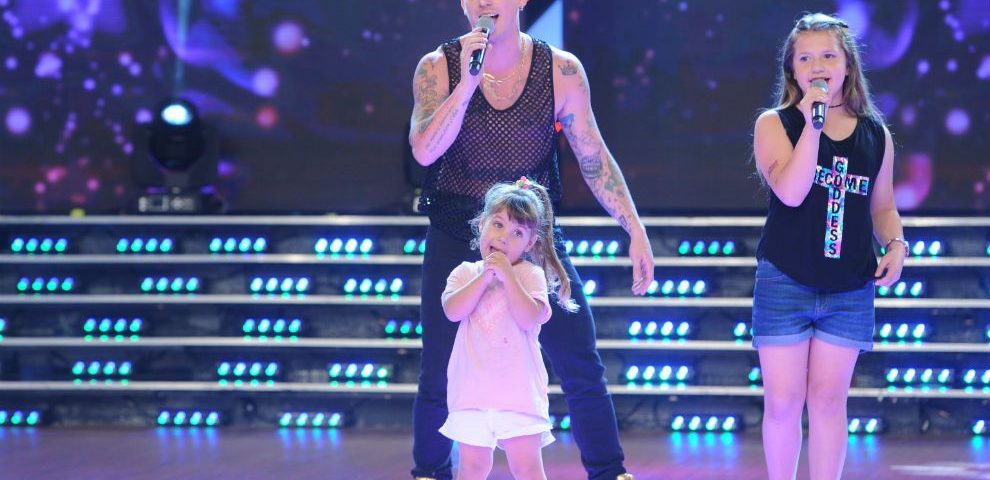 ¡Papá full time! El Polaco cantó con sus hijas en ShowMatch