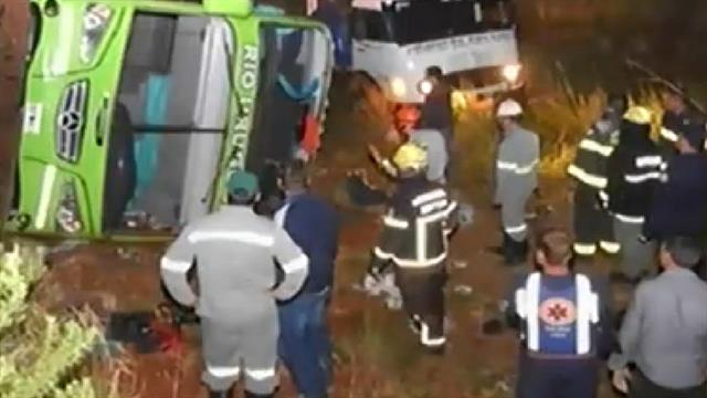 Tragedia en Brasil: volcó un micro con egresados argentinos 5