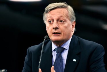 Aranguren anunciará aumentos en la luz: también suben los peajes y las prepagas