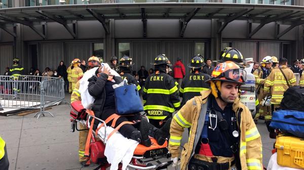 Descarriló un tren de pasajeros en Brooklyn: al menos 37 heridos