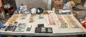 Detienen a dos personas y secuestran drogas y armas en allanamiento 5
