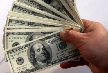 El BCRA eliminó el tope para comprar dólares con efectivo por ventanilla