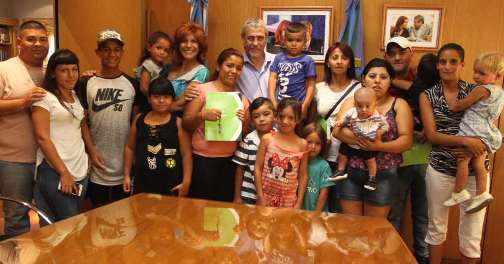 Ferraresi entregó viviendas a empleados municipales
