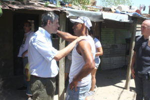 Ferraresi recorrió el barrio Villa Inflamable y prometió pavimentar calles 4