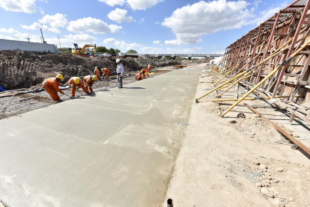 Garro, Mosca y legisladores provinciales recorrieron obra en el Arroyo El Gato 1