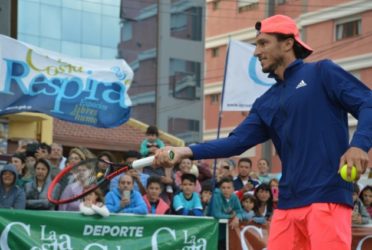 Pico Mónaco dio una clínica de tenis frente al mar en San Bernardo