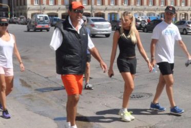 Scioli recorrió Mar del Plata con su novia y conversó con turistas 1