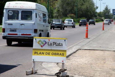 Se realizan obras de pavimentación en el Camino Centenario de La Plata