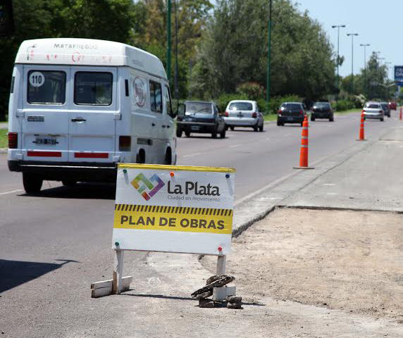 Se realizan obras de pavimentación en el Camino Centenario de La Plata