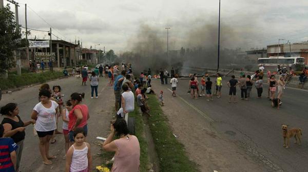 Vecinos cortan Camino Negro por falta de agua y luz