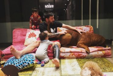 El tierno beso del super perro de Messi a su hijo Thiago
