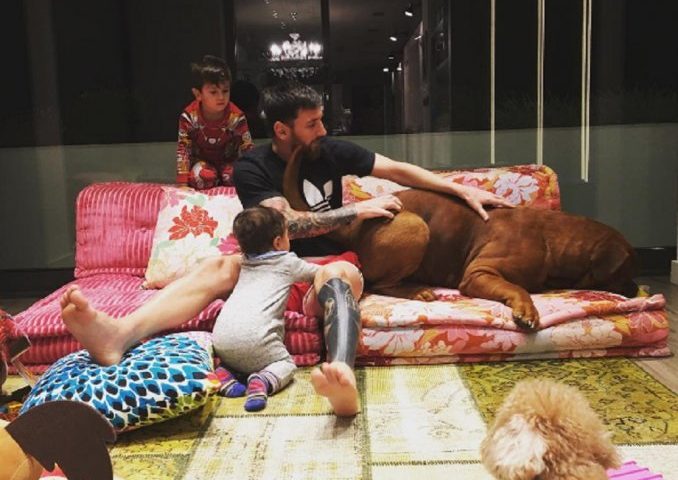 El tierno beso del super perro de Messi a su hijo Thiago