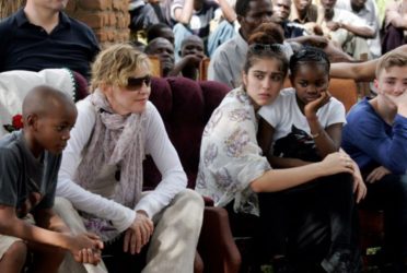 A sus 58 años, Madonna adopta a dos gemelas de Malaui