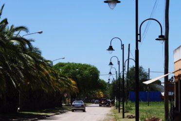 Avanza la obra de instalación de nuevas luminarias en la avenida Quetgles