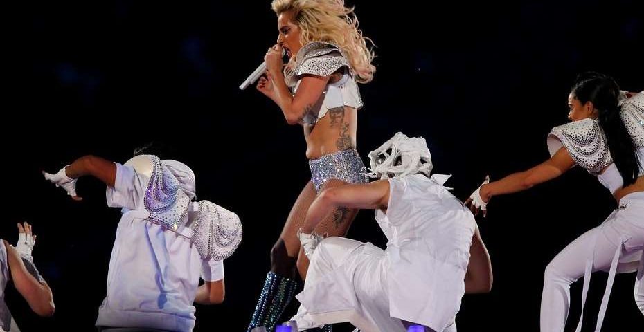 SuperBowl 2017: Lady Gaga deslumbró con un hit tras otro
